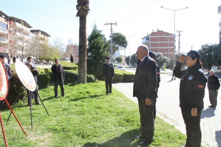 Kuyucak’ta Şehitler İçin Çelenk Sunuldu