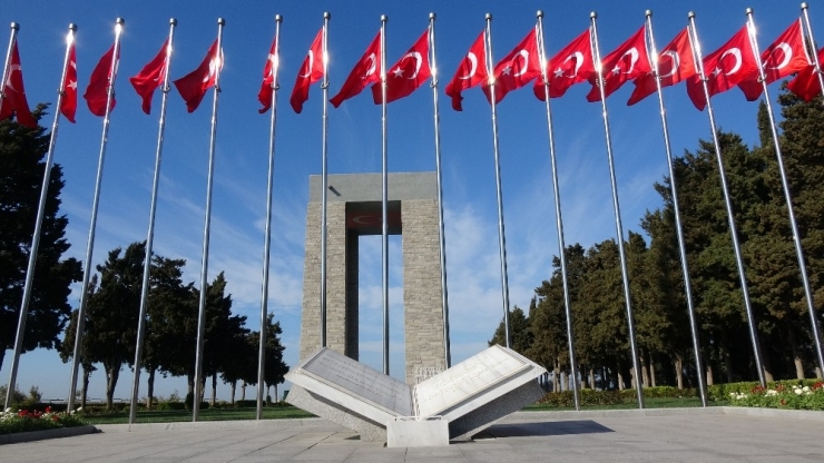 Tören İptaline Rağmen 18 Mart’ta Şehitler Abidesi’ni Yalnız Bırakmadılar