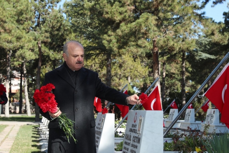 Şehitler Kabirleri Başında Anıldı