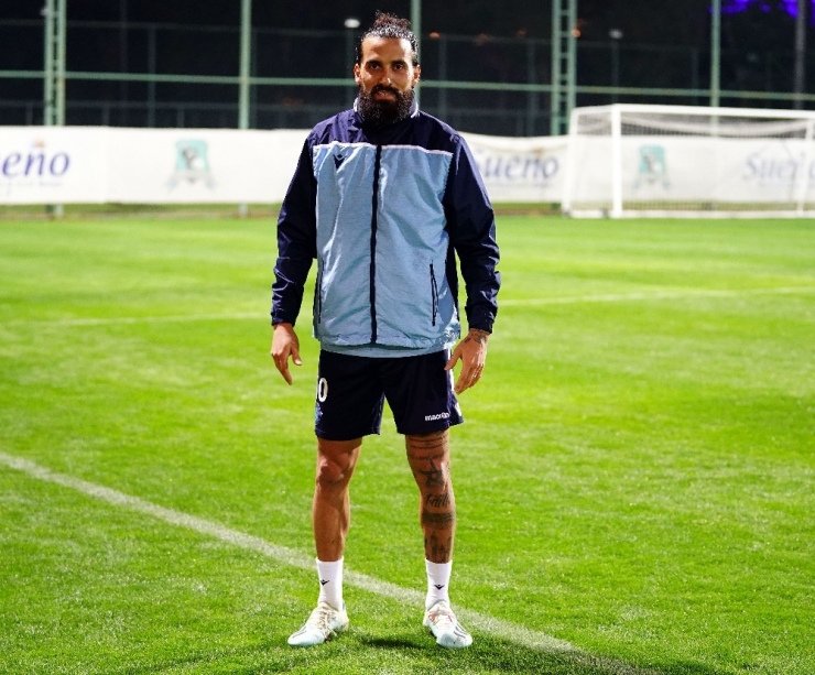 Erkan Zengin: "Futbolu Bırakmayı Düşünüyorum"