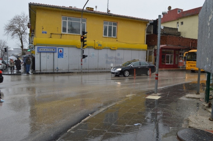 Besni’de Şiddetli Yağış Etkili Oluyor