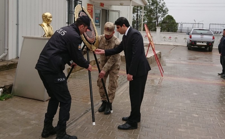 Samsat’ta 18 Mart Şehitleri Anma Kapsamında Çelenk Sunumu Gerçekleştirildi