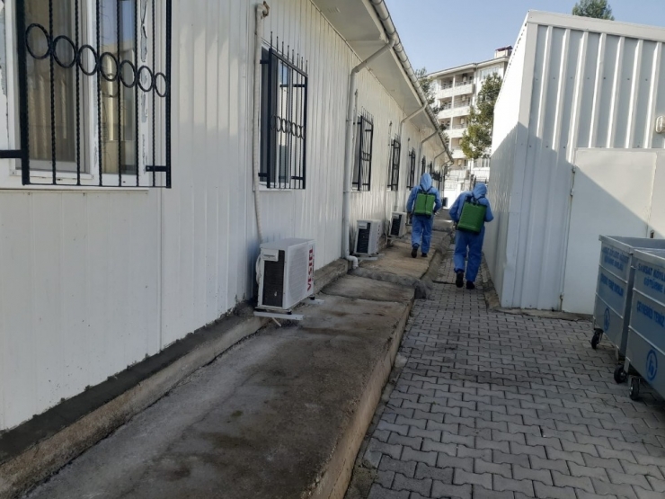 Samsat İlçesinde Kamu Kurumları Dezenfekte Ediliyor