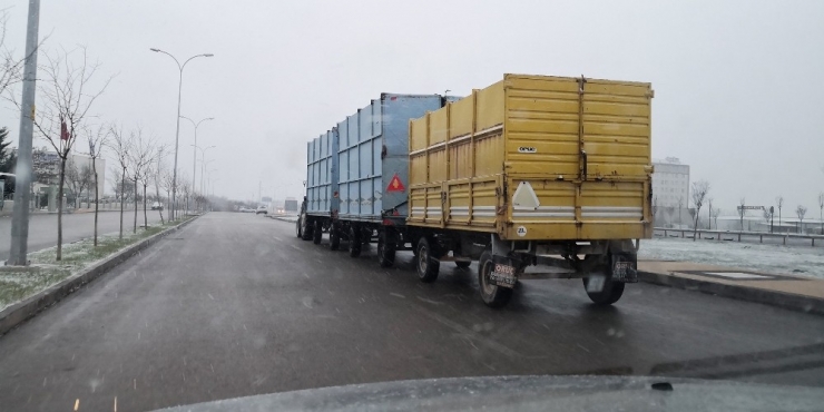 3 Römorkla Karayolunda Tersten Giden Traktör Sürücüsünden İlginç Savunma