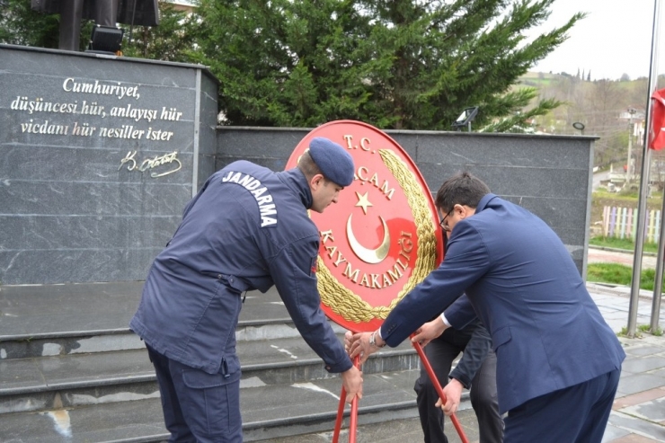 Alaçam’da Çelenk Sunma Töreni
