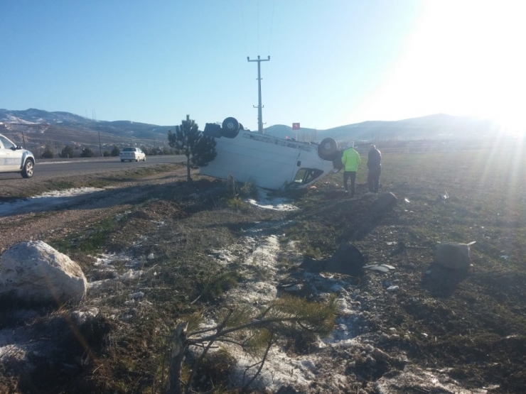 Antalya’da Kamyonet Tarlaya Uçtu: 2 Yaralı