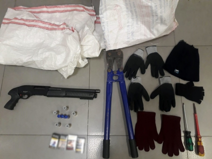 Yüzleri Maskeli 4 Şahsın Çuvallı Hırsızlığı Kamerada