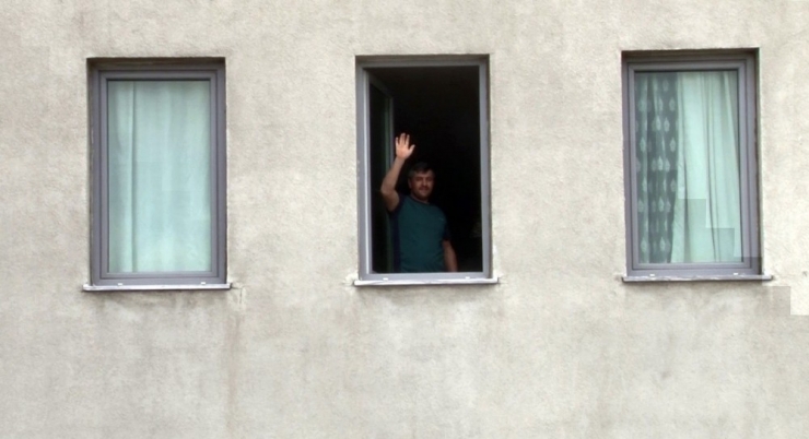 Florya Beşyol Kız Öğrenci Yurdu’nda Karantinadaki Vatandaşlar Yakınlarına El Salladı