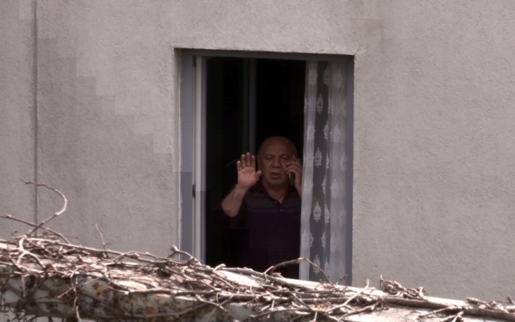 Florya Beşyol Kız Öğrenci Yurdu’nda Karantinadaki Vatandaşlar Yakınlarına El Salladı