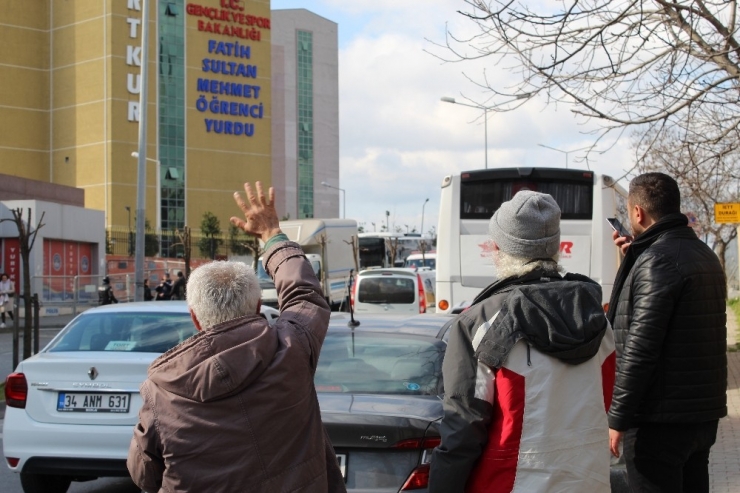 Karantinadaki Vatandaşlar Cama Çıkıp Yakınlarına El Salladı