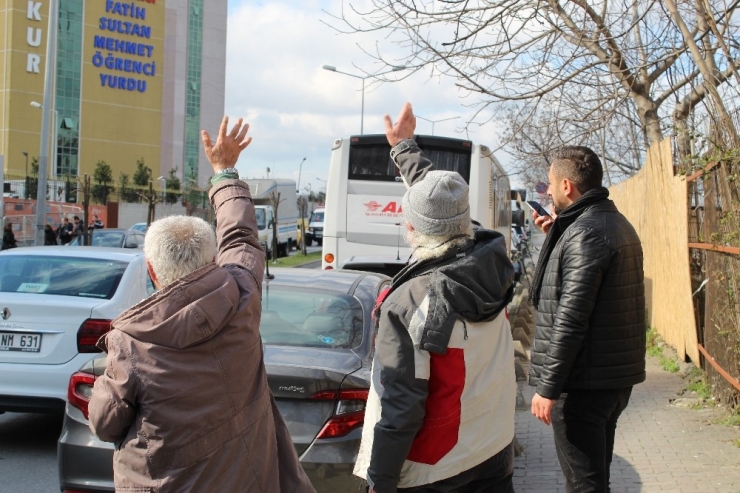 Karantinadaki Vatandaşlar Cama Çıkıp Yakınlarına El Salladı