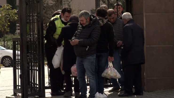 Karantinadaki Tanıdıkları İçin Yurtlara Erzak Getiriyorlar