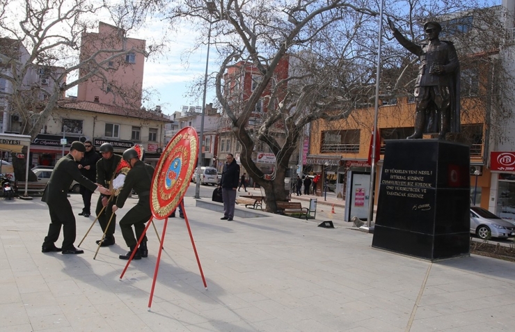 Burhaniye’de Çanakkale Zeferi İçin Çelenk Sunuldu