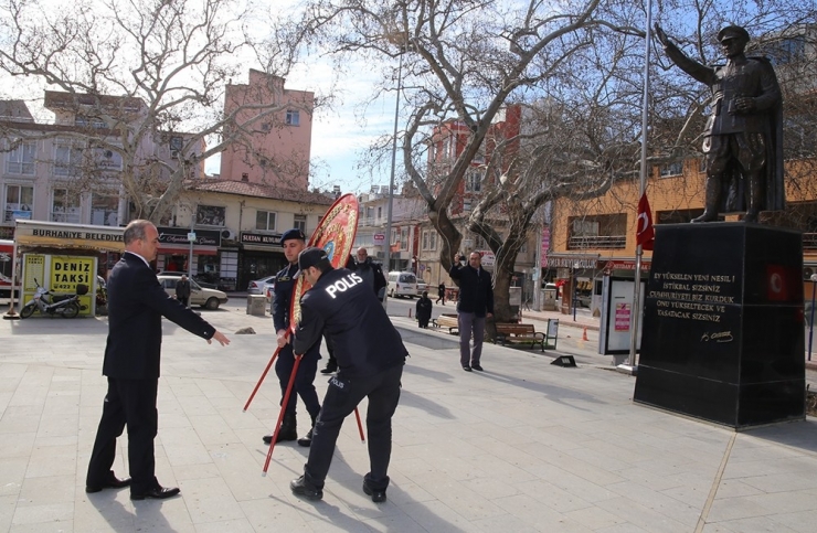 Burhaniye’de Çanakkale Zeferi İçin Çelenk Sunuldu