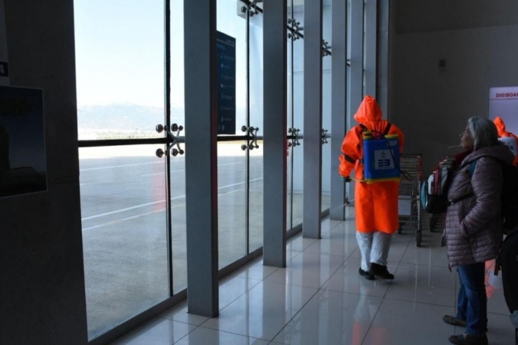 Koca Seyit Havalimanı Her Uçak Seferinde Dezenfekte Ediliyor