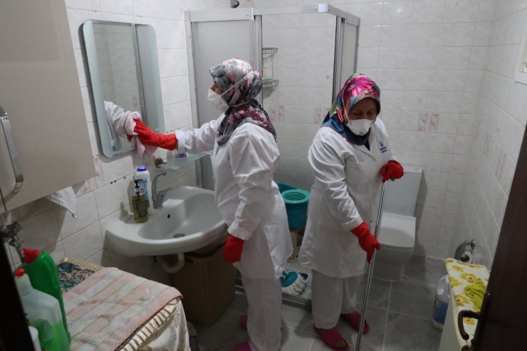 Dışarı Çıkamayan Başakşehirlilere Evde Bakım Hizmeti