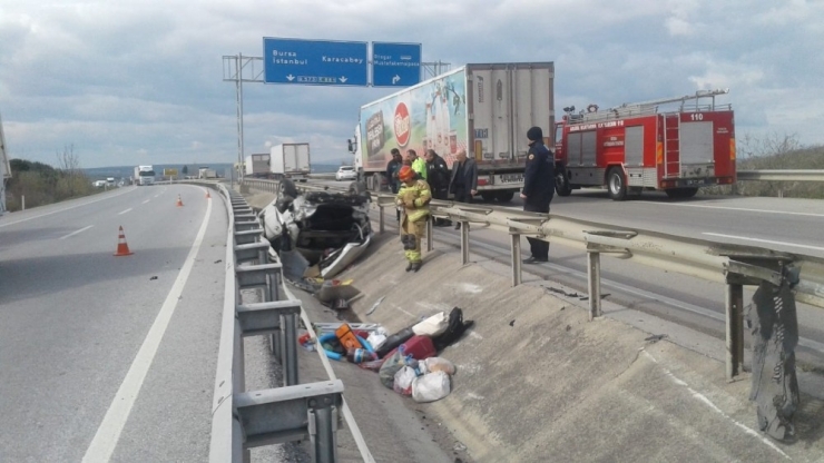 Defalarca Takla Atan Otomobilden 3 Kişi Sağ Kurtuldu