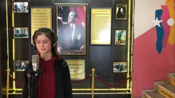 Hamur Yatılı Bölge Ortaokulu Öğrencilerden Çanakkale Türküsü