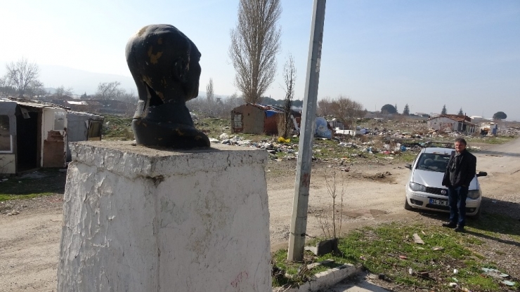Çanakkale’de Atatürk Büstü Çöpler İçinde Kaldı