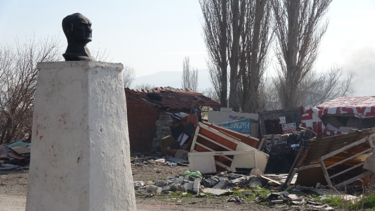 Çanakkale’de Atatürk Büstü Çöpler İçinde Kaldı