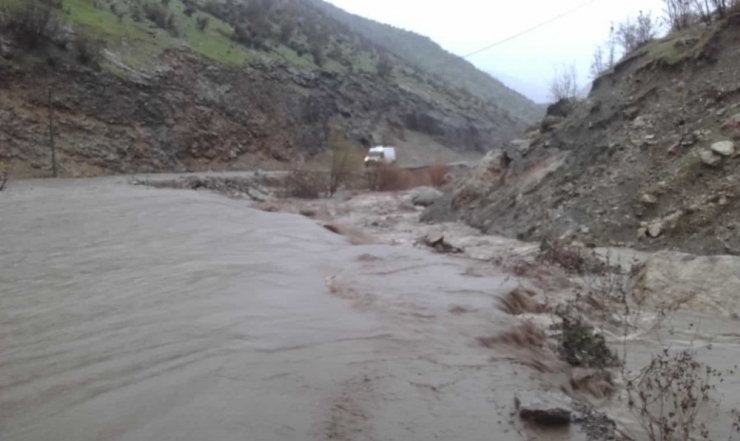 Sağanak Nedeniyle Dere Taştı, Araçlar Yolda Kaldı