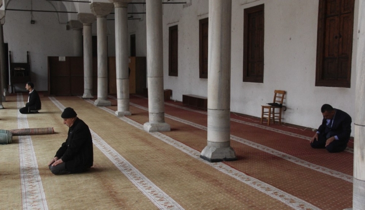 Cemaat Korona Virüs Yasağına Uyuyor