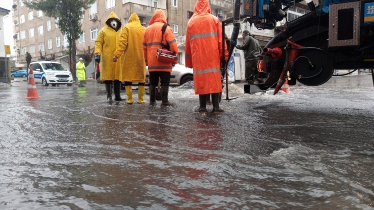 Diyarbakır’da Su Taşkını Nedeniyle Vatandaşlar Zor Anlar Yaşadı