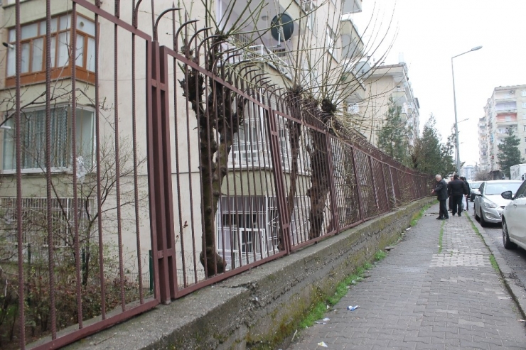 Asfalt Çalışmaları Sonrası Yükü Taşıyamayan İstinat Duvarı Tehlike Saçıyor