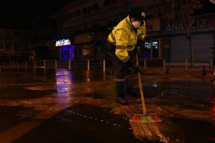 Halkın Gezdiği Noktalar Gece Yarısı Temizlendi