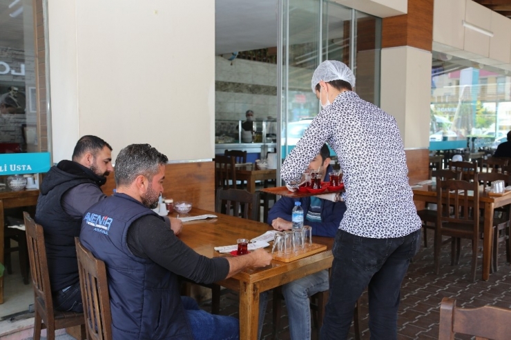 Erdemli’de Lokantalarda Maske Ve Eldiven Kullanımı Yaygınlaşıyor
