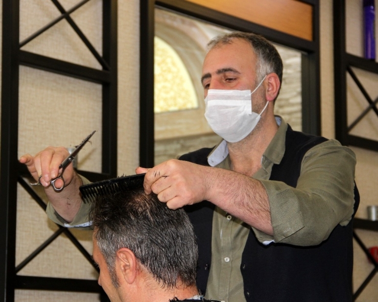 Bu Kuaförde Maskesiz Tıraş Olmak Yasak