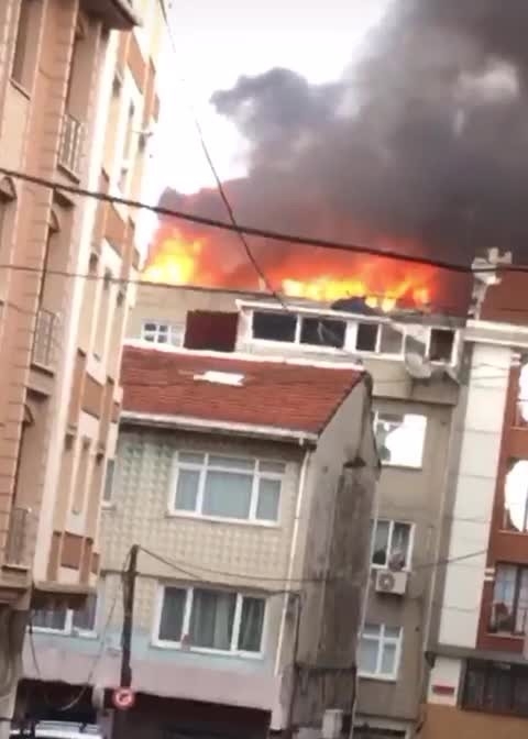 Esenler’de Korkutan Çatı Yangını