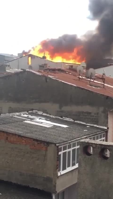 Esenler’de Korkutan Çatı Yangını