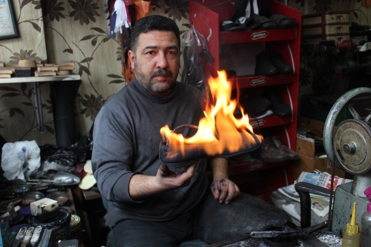 Temizlik Ayakta Başlar Diyerek Ayakkabıları Yakıyor