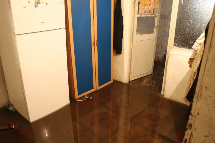 Şiddetli Yağış Nedeniyle Evini Su Bastı