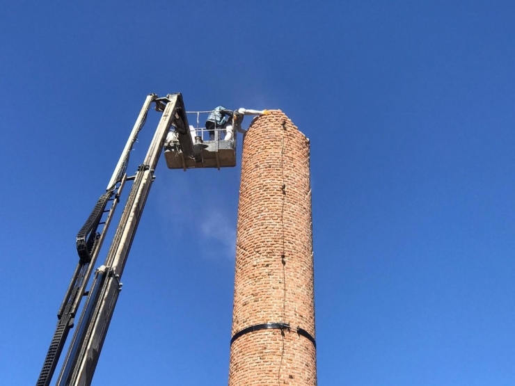 Kırkağaç’ta Tehlike Oluşturan Baca Yıkıldı