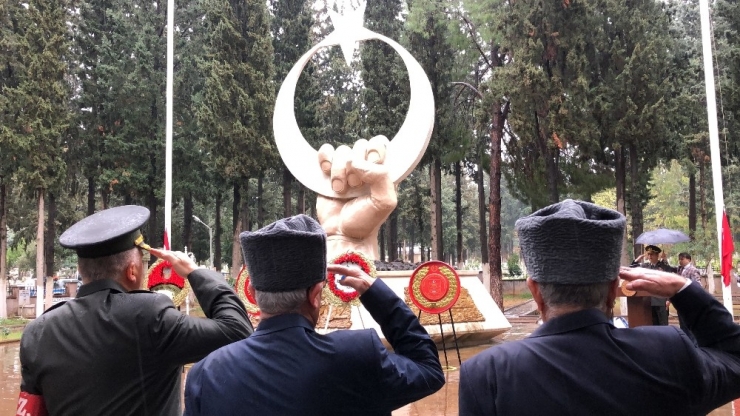 Şehitlikte Sade Tören