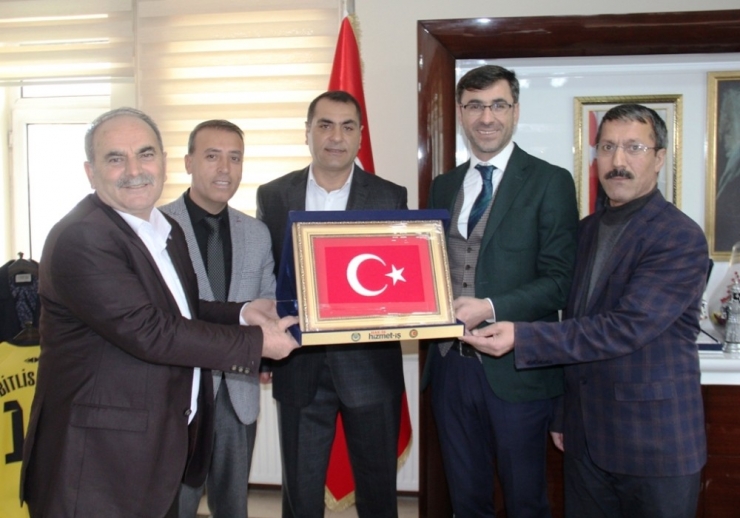 Hizmet-iş Sendikasından Başkan Tanğlay’a Plaket