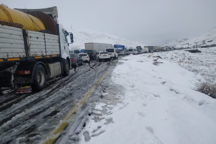 Yüksekova Yolunda Onlarca Araç Mahsur Kaldı