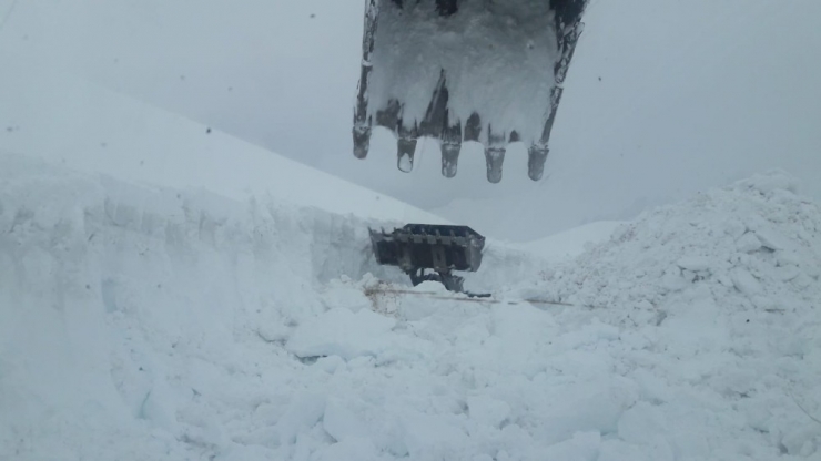 Kar Kalınlığının 11 Metreyi Bulduğu Yolda Çalışma
