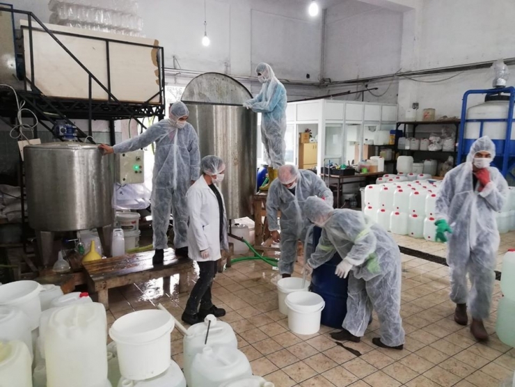 Payas Mesleki Ve Teknik Anadolu Lisesi Günde 10 Ton Dezenfektan Üretiyor