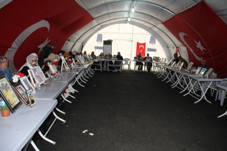 Hdp Önündeki Ailelerin Evlat Nöbeti 198’inci Gününde