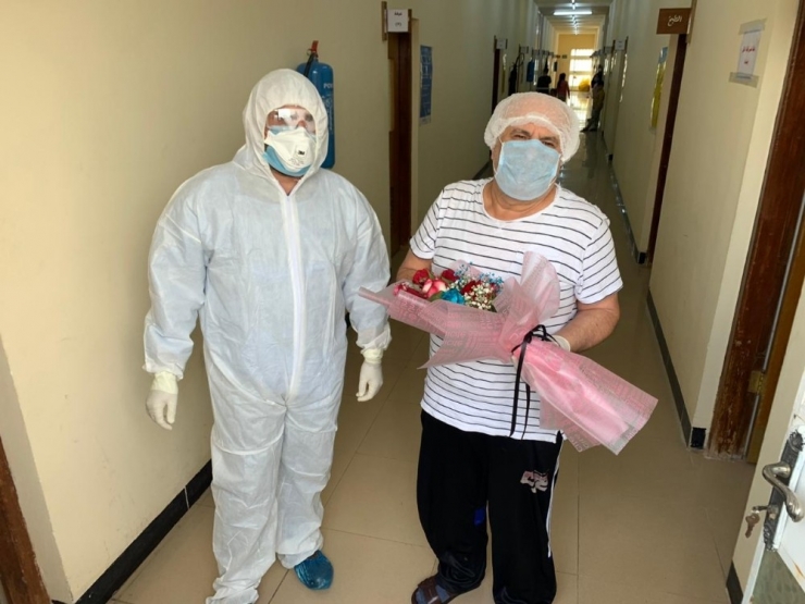 Kerkük’te, Korona Salgınıyla Mücadelede Moral İçin Halka Gül Dağıtıldı