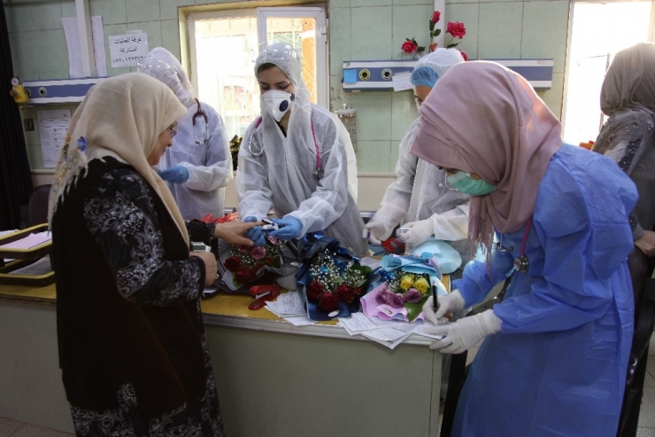 Kerkük’te, Korona Salgınıyla Mücadelede Moral İçin Halka Gül Dağıtıldı