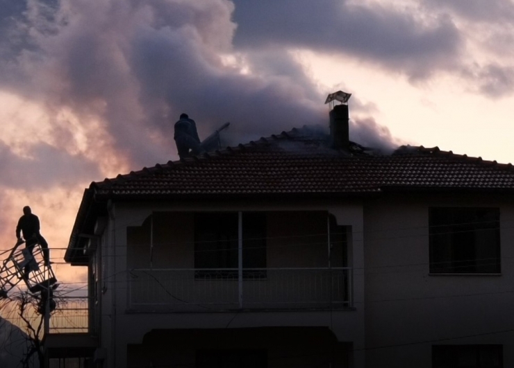 Binanın Bacasında Çıkan Yangın Korkuttu