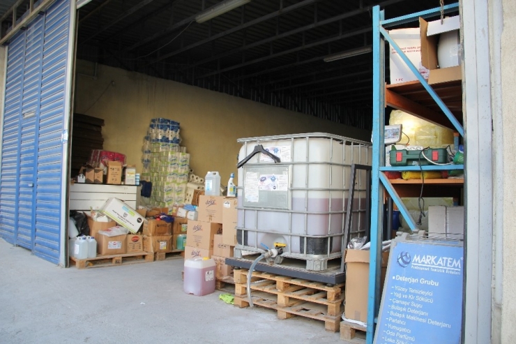 İzmir’de Korona Fırsatçılarına Darbe: 1 Ton Sahte Dezenfektan Ele Geçirildi