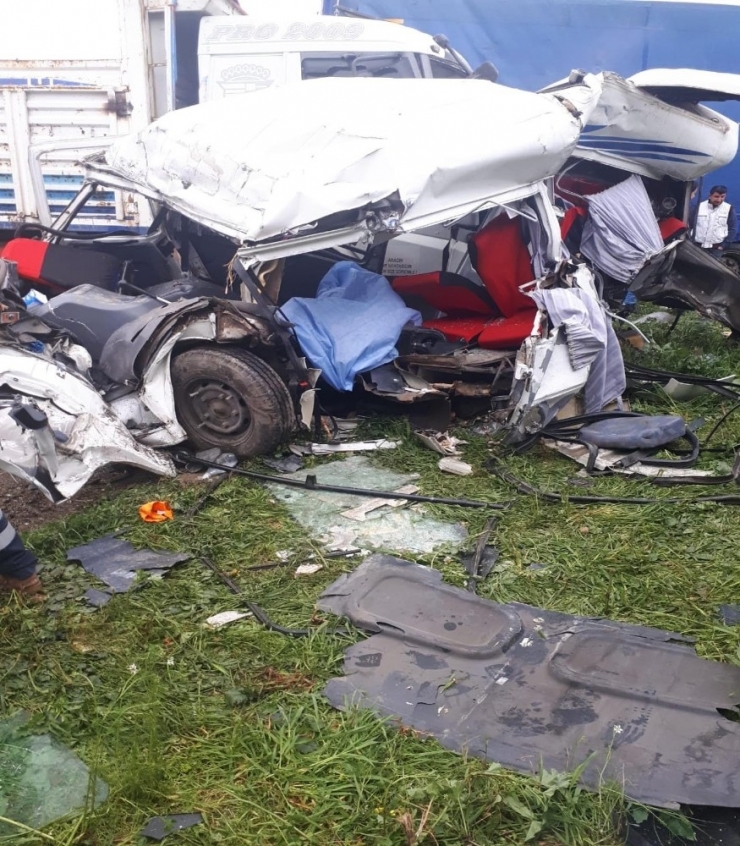 İzmir’deki Korkunç Kazada Ölü Sayısı 2’ye Yükseldi