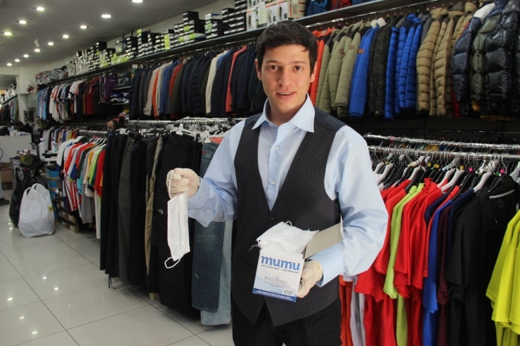 Fırsatçılara İnat Bedava Maske Dağıtıyor