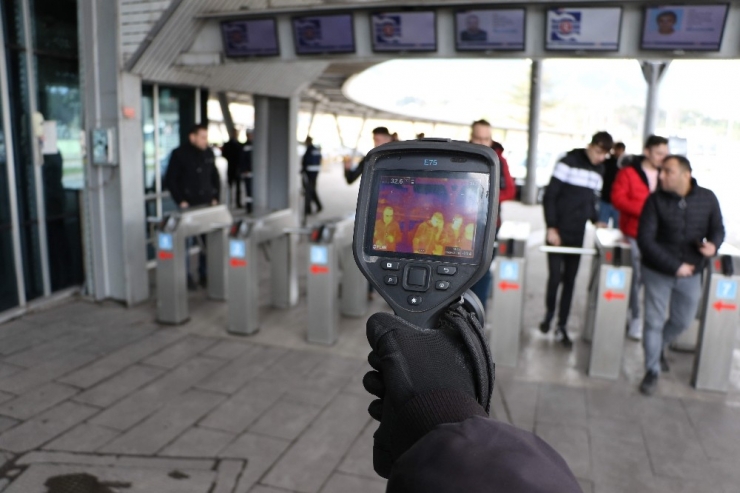 4 Bin İşçi "Korona Virüse" Karşı Termal Kamerayla Kontrol Edilerek Fabrikaya Alınıyor