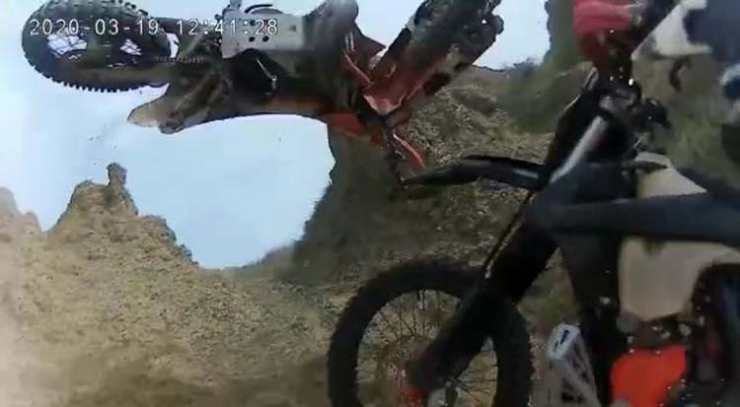 Motokros Tutkunlarının Tehlikeli Eğlencesi